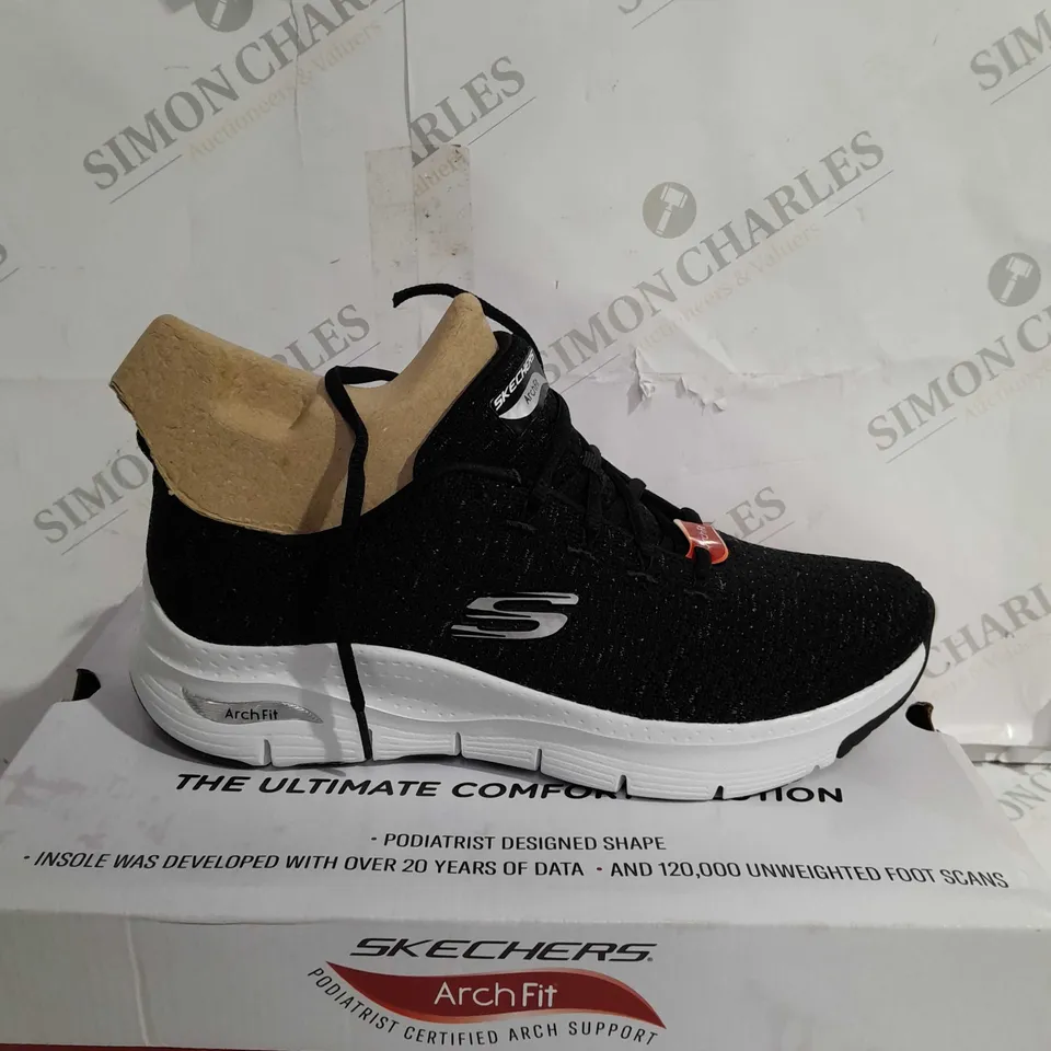 BOXED SKECHERS TRAINERS IN BLACK/WHITE SIZE 6.5