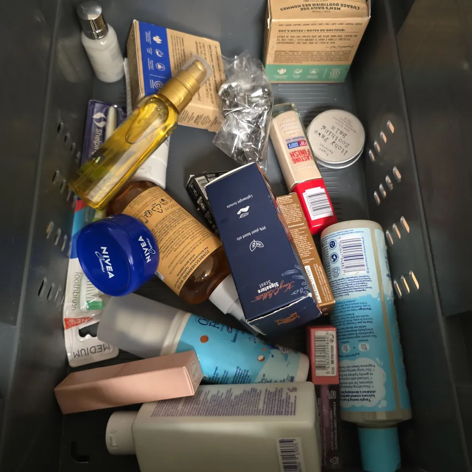 APPROXIMATELY 20 ASSORTED COSMETICS ITEMS TO INCLUDE - MOUTHWASH , NEAL WOLF CONDITIONER , LOREAL ANTI-SAGGING CREAM , ETC 