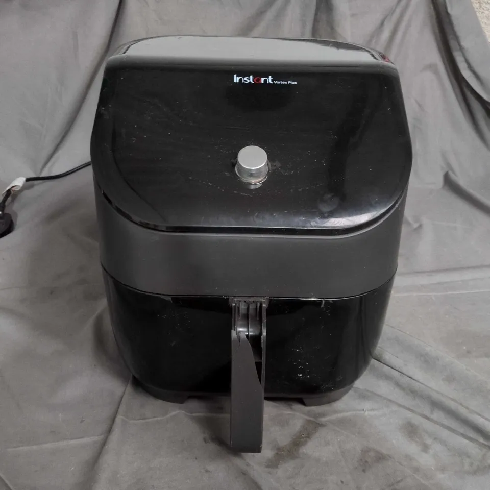INSTANT VORTEX PLUS AIR FRYER AFB6132BK – 4.7L, BLACK-DAMAGED HANDLE