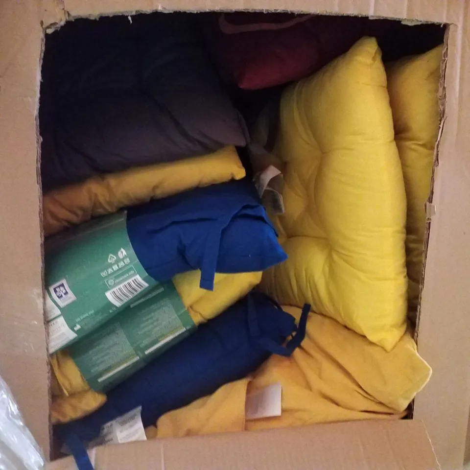 PALLET CONTAINING ASSORTED PILLOWS & CUSHIONS