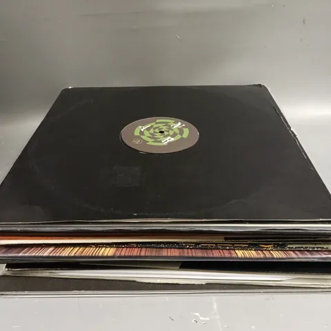 APPROXIMATELY 15 ASSORTED VINYLS TO INCLUDE JOHN DENVER, BING CROSBY, PERRY COMO ETC