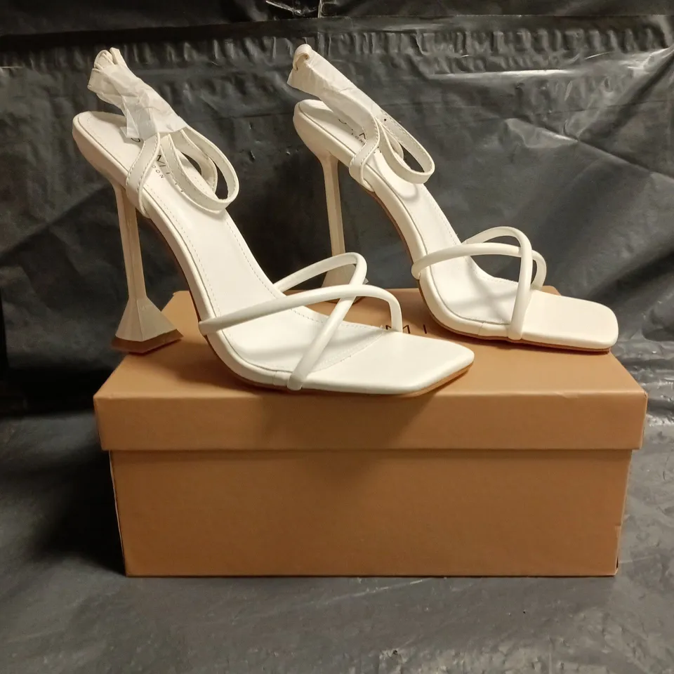 BOXED PAIR OF SIMMI LONDON OPEN TOE HEELED SANDALS IN WHITE SIZE UK 5
