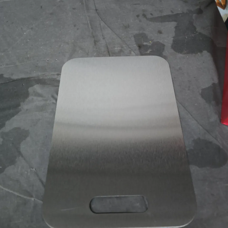 BOX OF APPROXIMATELY 14 ITEMS TO INCLUDE: 2X METAL CHOPPING BOARDS