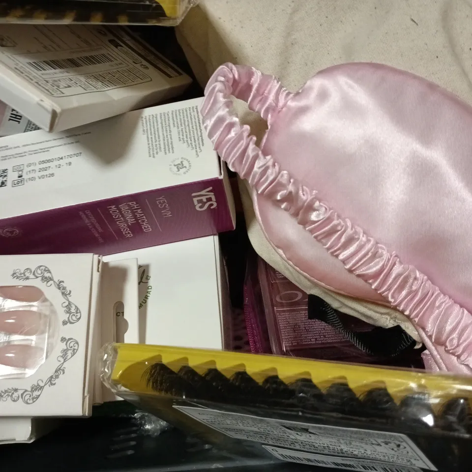 APPROXIMATELY 12 ASSORTED COSMETIC ITEMS TO INCLUDE LAURA ASHLEY, THE BODY SHOP, ETC - COLLECTION ONLY