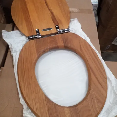 BOXED ROPER RHODES TRADITIONAL SOFT CLOSE TOILET SEAT - HONEY OAK