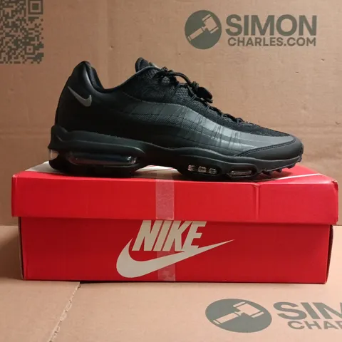 BOXED PAIR OF NIKE AIR MAX TRAINERS IN BLACK SIZE UK 8.5