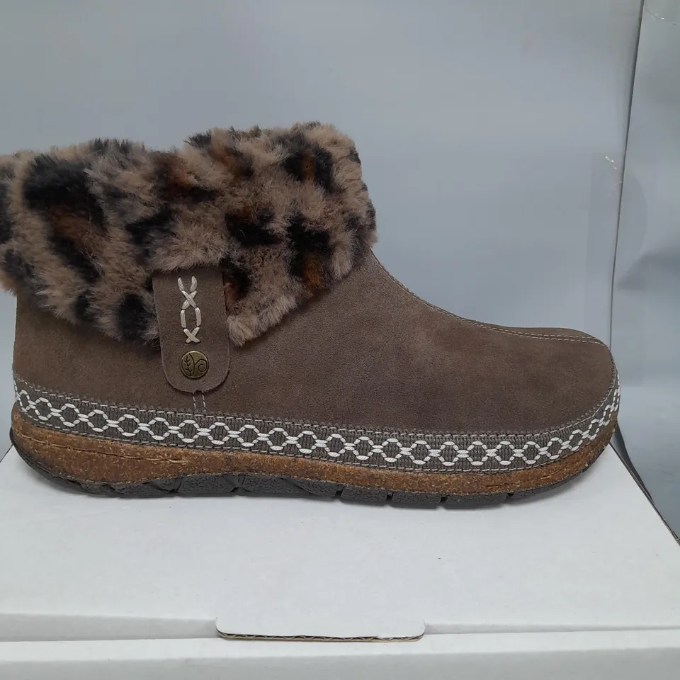 EARTH ORIGINS EMMALYN SUEDE HOUSE BOOTIE SLIPPER SIZE 8