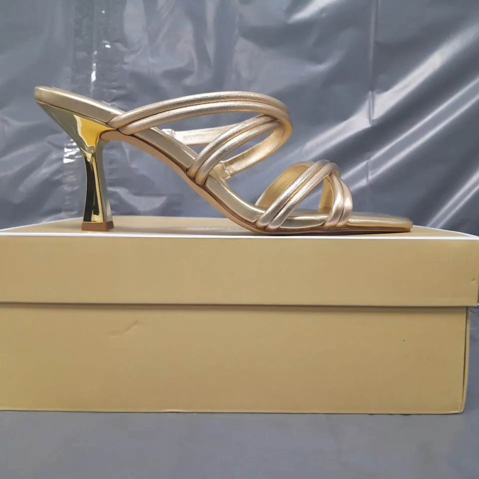 BOXED PAIR OF MICHAEL KORS OPEN TOE STRAPPY HEELED SANDALS IN METALLIC GOLD US SIZE 9