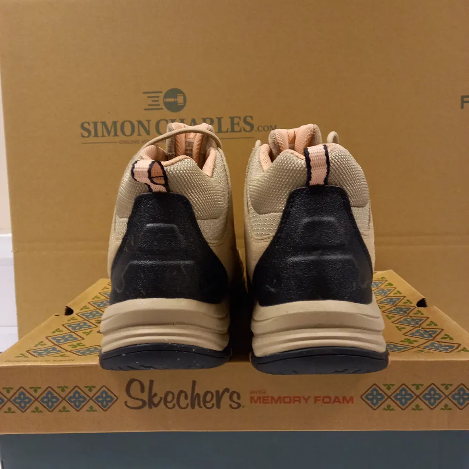SKETCHERS WATERPROOF BOOT SIZE 8