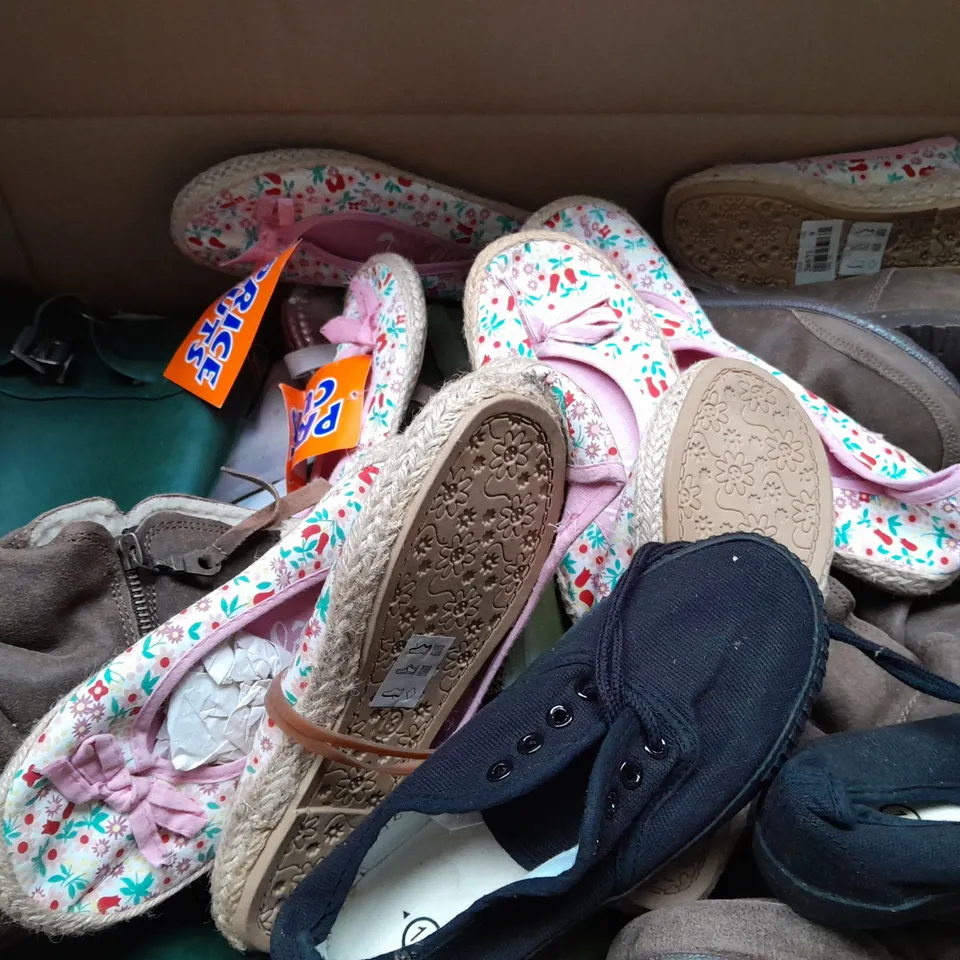 BOX OF APPROX 32 ASSORTED KIDS SHOES IN VARIOUS SIZES & COLOURS 