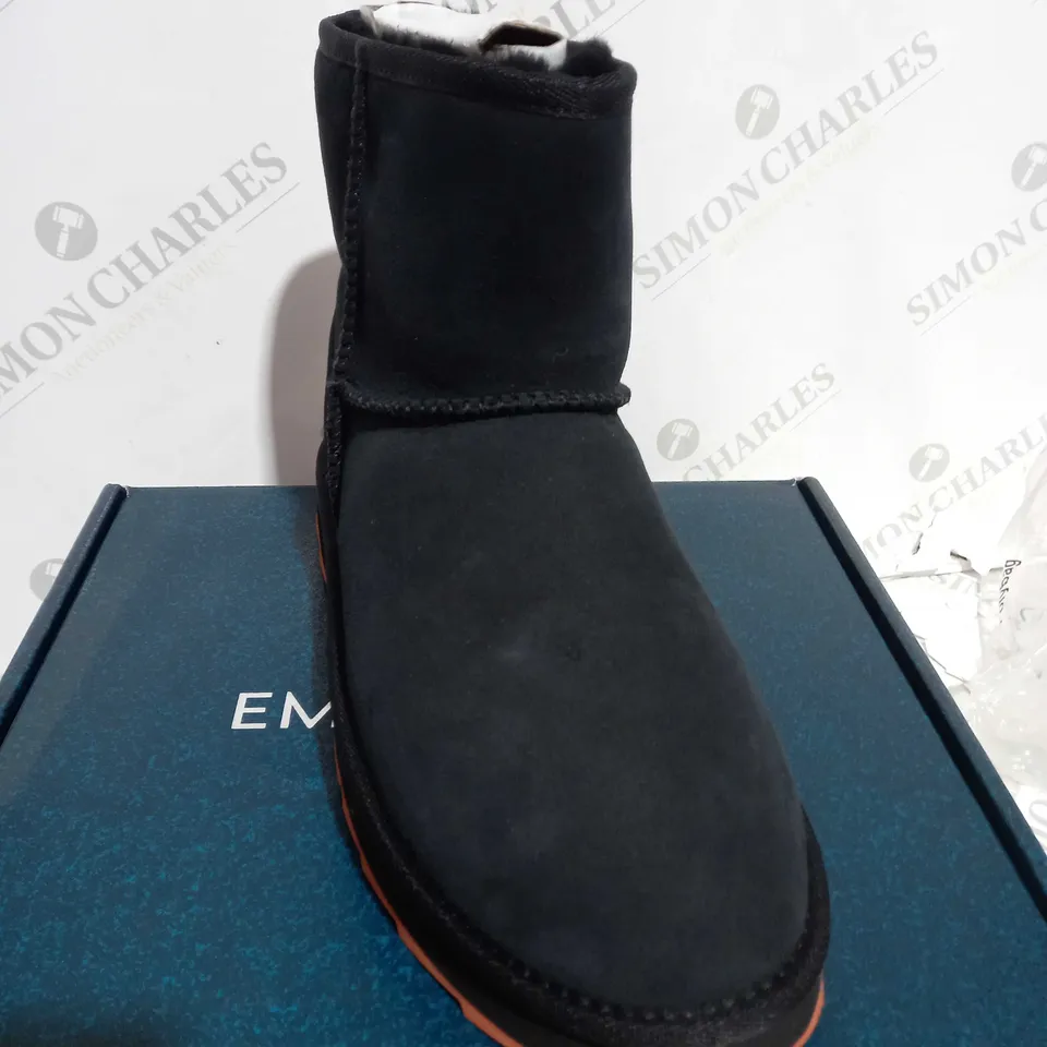 BOXED PAIR OF EMU SHARKY MINI WATER RESISTANT SHEEPSKIN ANKLE BOOTS, BLACK/CRIMSON - SIZE 9
