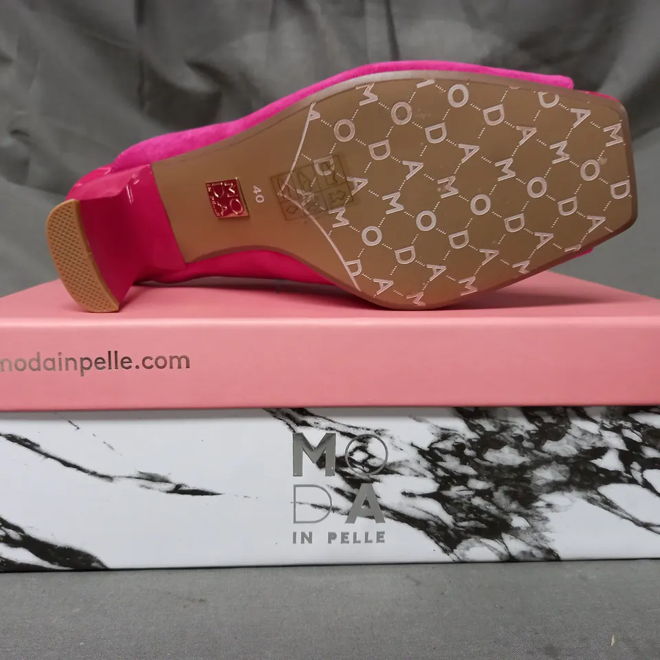 BOXED PAIR OF MODA IN PELLE LARYSSA MULES IN PINK SIZE 7