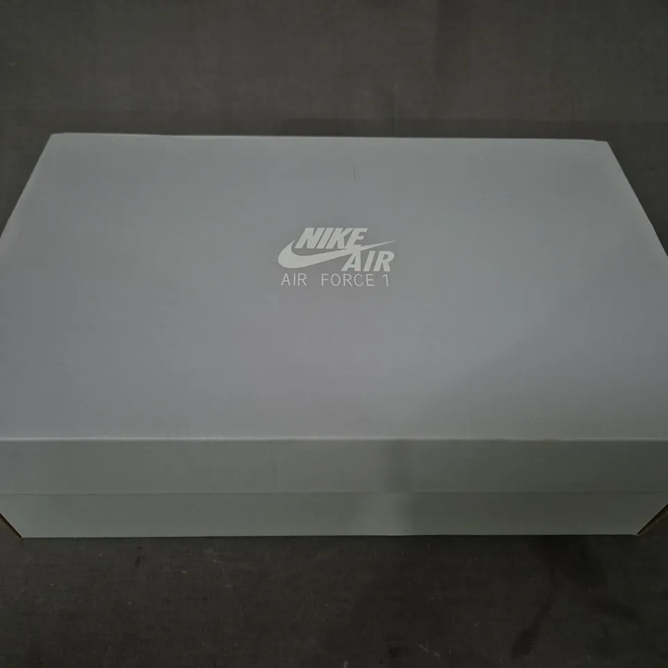 BRAND NEW BOXED PAIR OF NIKE WOMEN'S AIR FORCE 1 '07 ESS SHOES IN WHITE/METALLIC SILVER UK SIZE 4.5