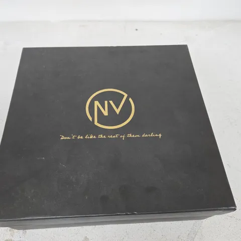 NV STARRY GOLD CHELSEA BOOTS – UK 9 – BOXED