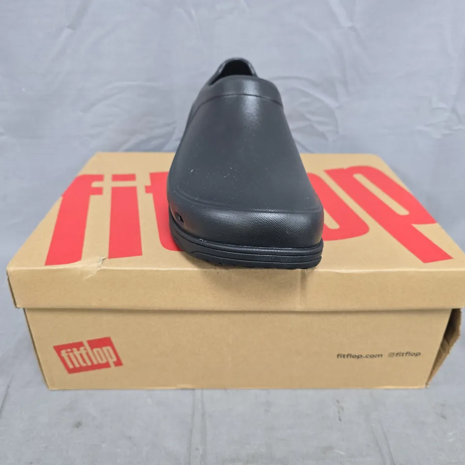BOXED PAIR OF FITFLOP WORK HIGH-PERFORMANCE PROFESSIONAL CLOGS IN BLACK SIZE UK 7