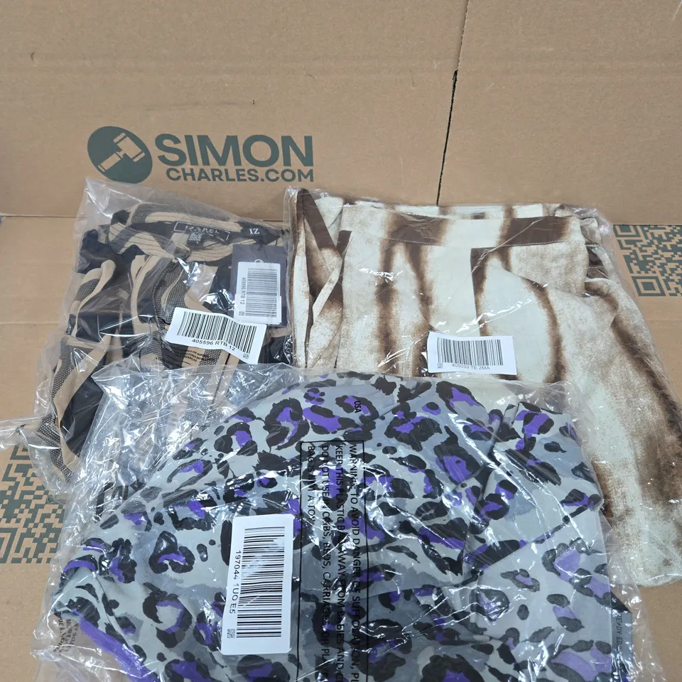 APPROXIMATELY 25 ASSORTED WOMENS CLOTHING PRODUCTS IN VARIOUS STYLES & SIZES 