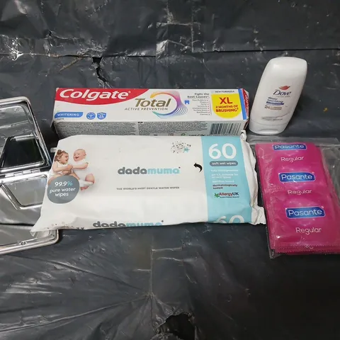 APPROXIMATEY 20 ASSORTED HEALTH AND BEAUTY PRODUCTS TO INCLUDE DADAMUMA BABY WIPES, COMPACT MIRROR AND COLGATE TOTAL TOOTHPASTE