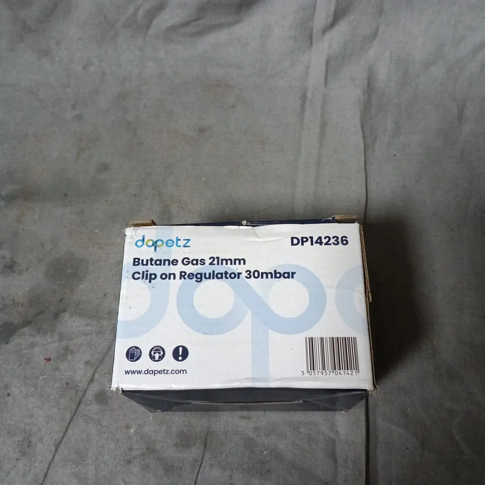 BOX OF APPROXIMATELY 12 ASSORTED AUTOMOTIVE ITEMS INCLUDING FORK OIL SEAL , CLIP ON GAS REGULATOR AND CAR BULBS