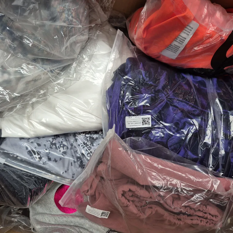 BOX OF APPROXIMATELY 20 ASSORTED CLOTHING AND FASHION ITEMS IN VARIOUS STYLES, SIZES, AND COLOURS - COLLECTION ONLY