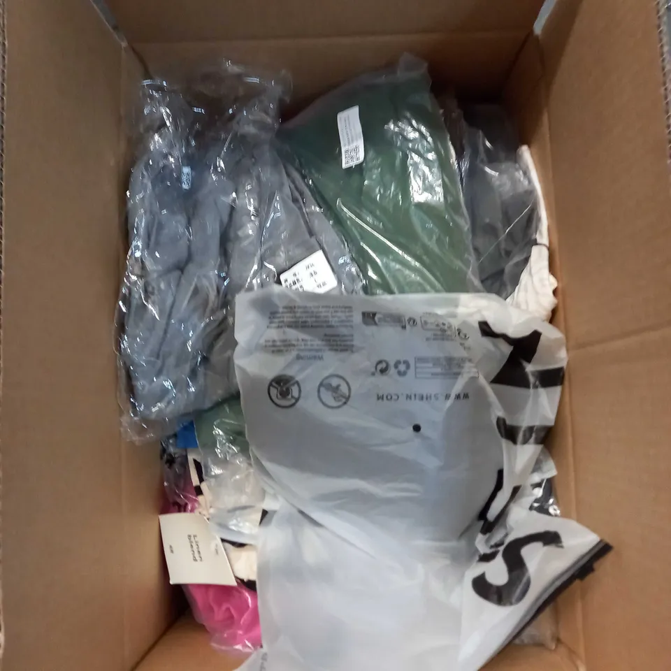 LOT OF ASSORTED CLOTHING AND ACCESSORIES TO INCLUDE; T-SHIRTS, JUMPERS ETC