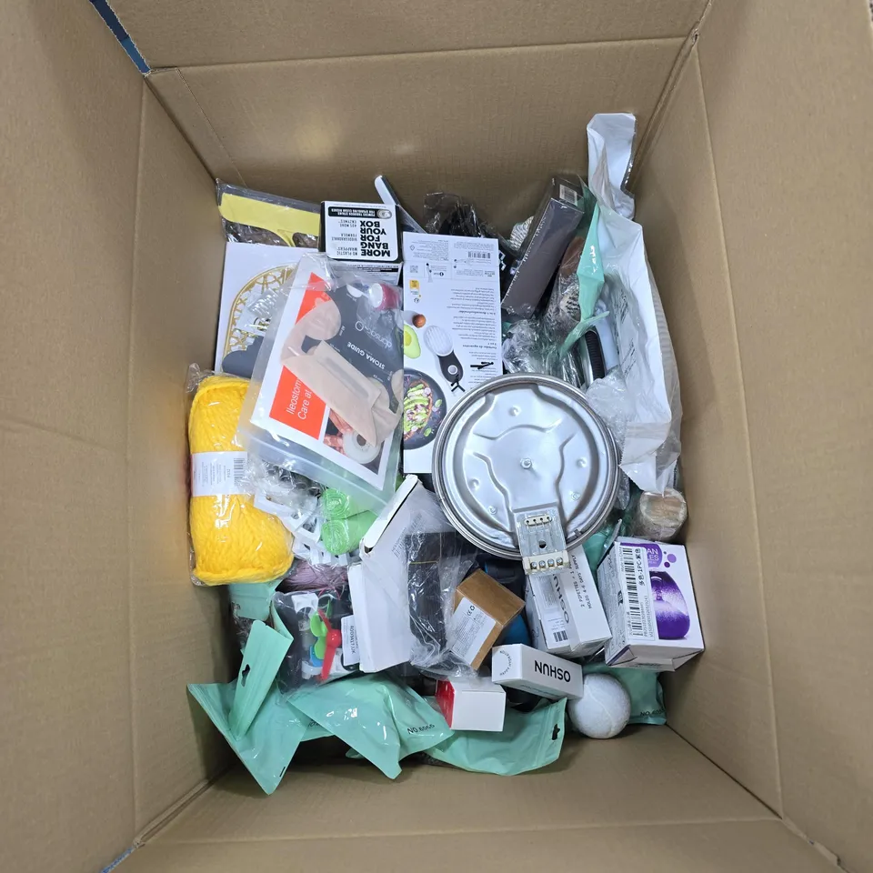 BOX OF APPROXIMATELY 20 ASSORTED HOUSEHOLD ITEMS TO INCLUDE:DOG TOY AND UTENSILS 