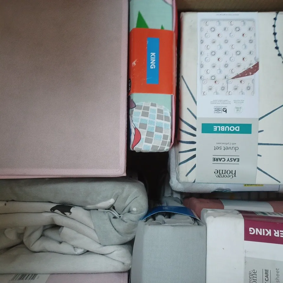 BOX OF APPROXIMATELY 10 ASSORTED BEDDING ITEMS TO INCLUDE DISNEY TINKERBELL DUVET SET, GAMING DUVET SET, ETC - COLLECTION ONLY