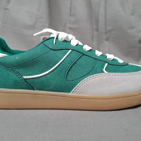 PAIR OF STRADIVARIUS SHOES IN GREEN/WHITE UK SIZE 4