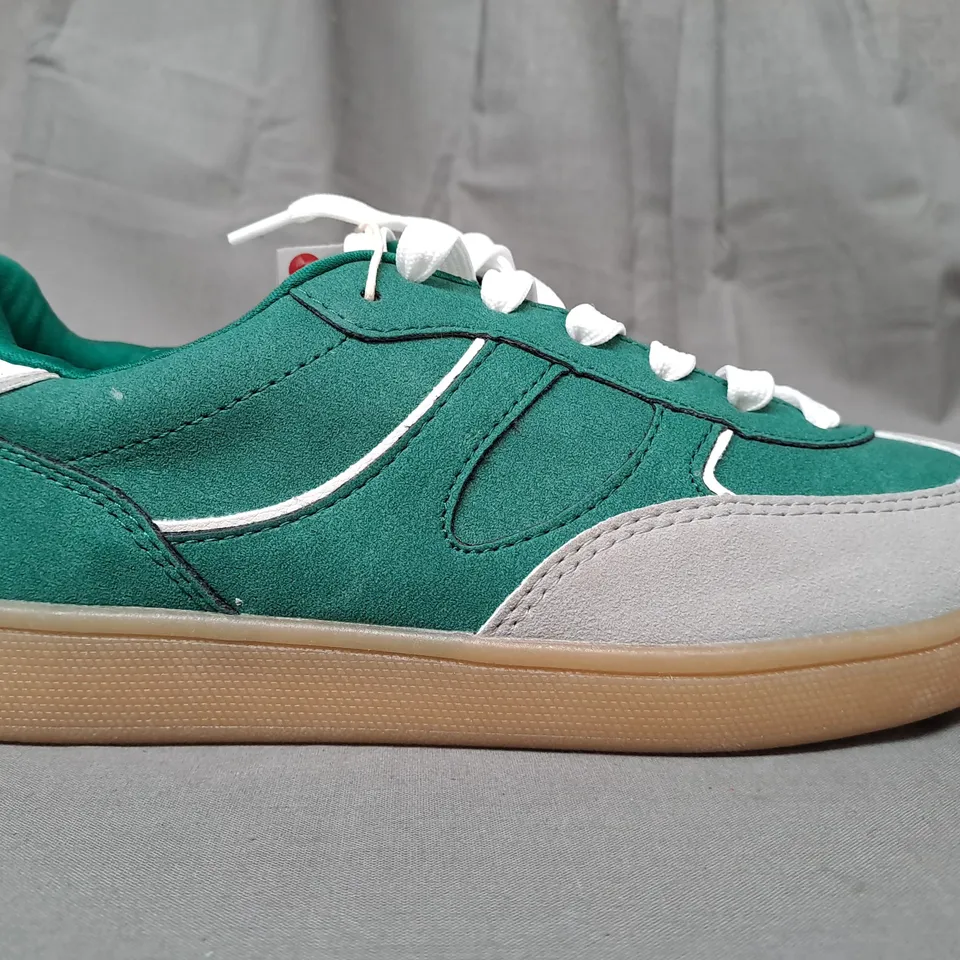 PAIR OF STRADIVARIUS SHOES IN GREEN/WHITE UK SIZE 4