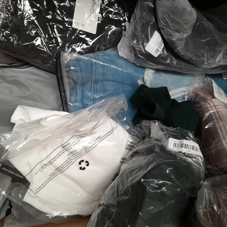 BOX OF APPROXIMATELY 20 ASSORTED CLOTHING AND FASHION ITEMS IN VARIOUS STYLES, SIZES, AND COLOURS - COLLECTION ONLY