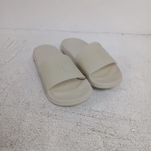 CALVIN KLEIN SLIDES SANDALS β BEIGE/CREME - SIZE 4