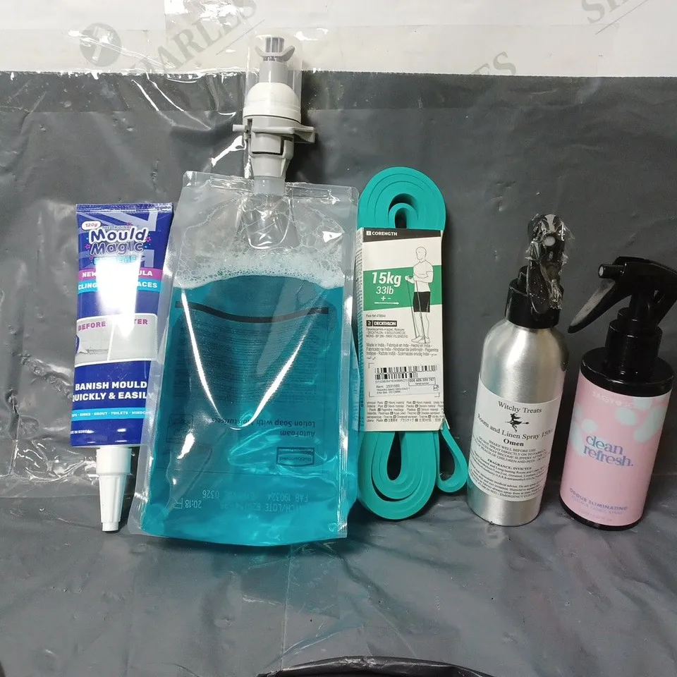 BOX OF APPROXIMATELY 8 ASSORTED ITEMS TO INCLUDE - MOULD MAGIC NEW GEL , SASSY SCENTS CLEAN REFRESH , CORENGTH RESISTANT BAND ETC