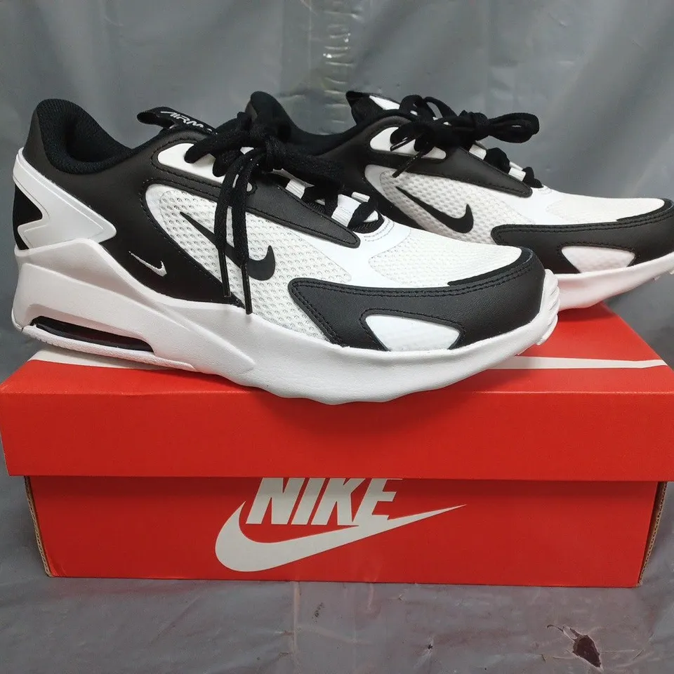 BOXED PAIR OF NIKE AIR MAX BOLT SHOES IN BLACK/WHITE SIZE UK 6
