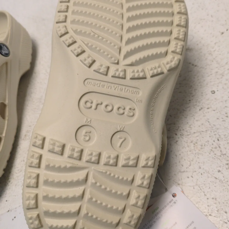 CROCS CLASSIC CLOGS – BEIGE, UK 6 (US MEN 7 / US WOMEN 5)