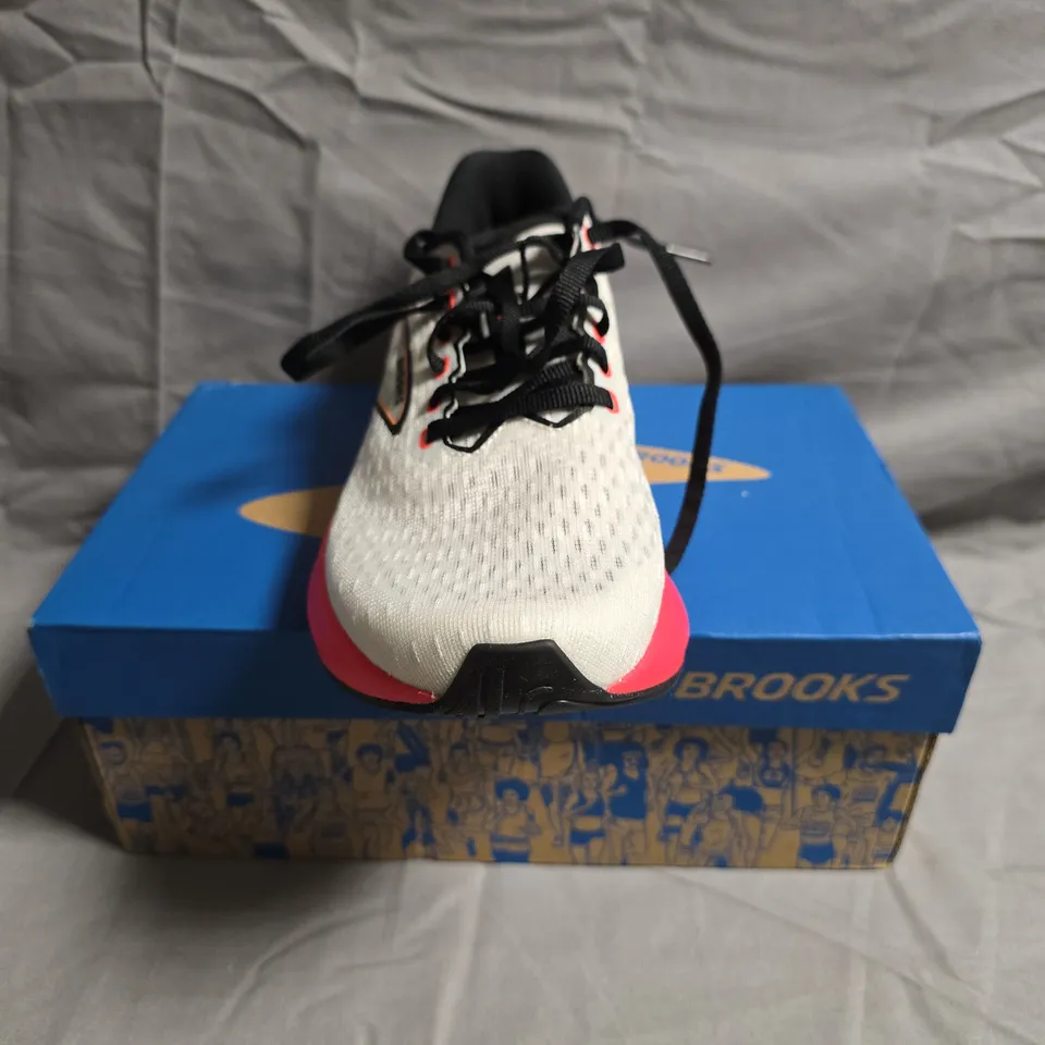BOXED PAIR OF BROOKS HYPERION GTS SHOES IN WHITE/CORAL/ORANGE SIZE UK 5