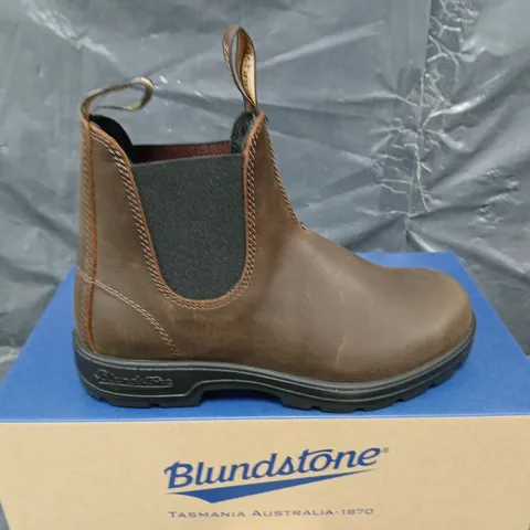 BOXED PAIR OF BLUNDSTONE ELASTIC SIDED BOOT LINED - UK SIZE 4.5