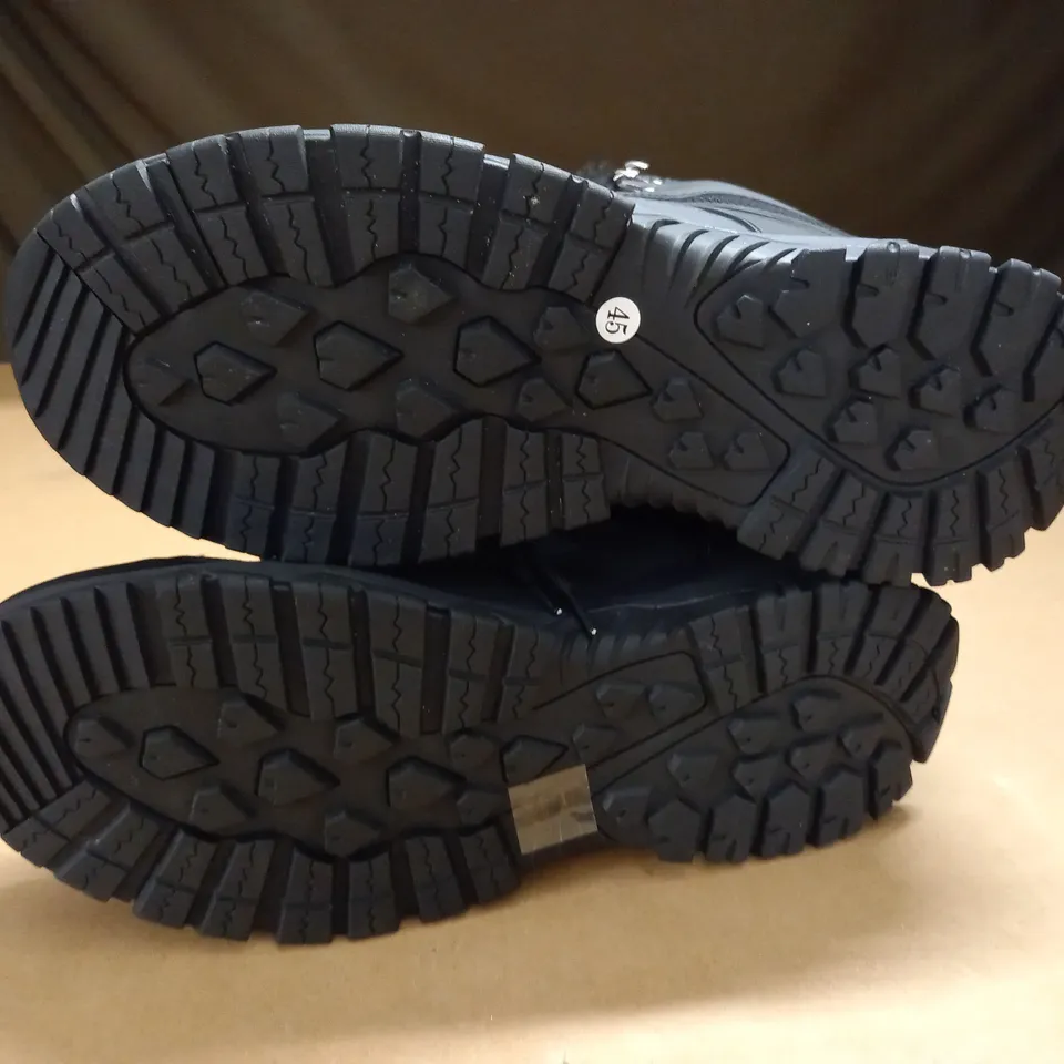 PAIR OF ULOGU OUTDOOR BOOTS - 45