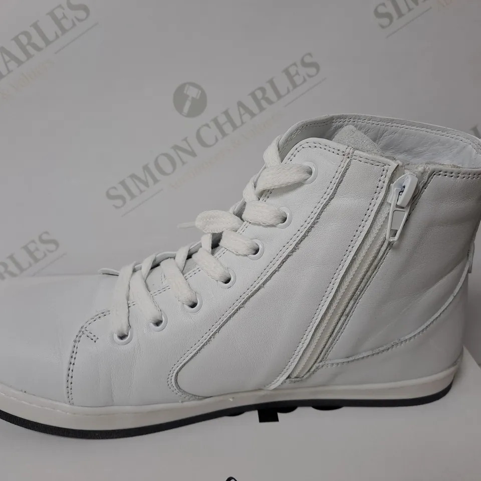 BOXED LEATHER WHITE BOOTS SIZE 6