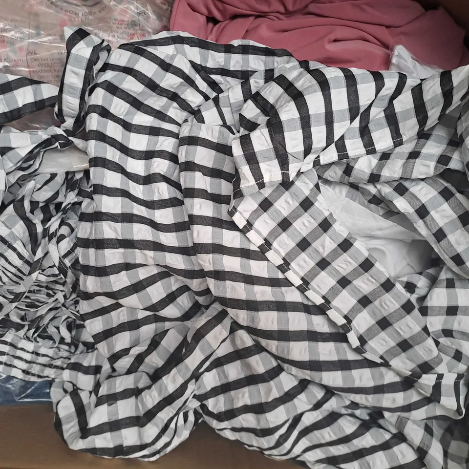 BOX OF APPROXIMATELY 20 ASSORTED CLOTHING AND FASHION ITEMS IN VARIOUS STYLES AND SIZES TO INCLUDE BOOHOO, THE LOVERS & DRIFTERS CLUB, ETC