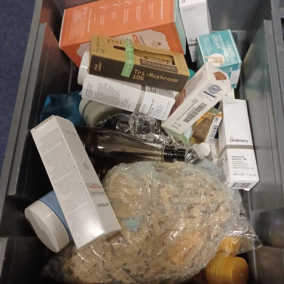 LOT OF APPROXIMATELY 20 COSMETICS ITEMS TO INCLUDE TANNING FOAM , SHAMPOO , HYDRATING CREAM ETC  