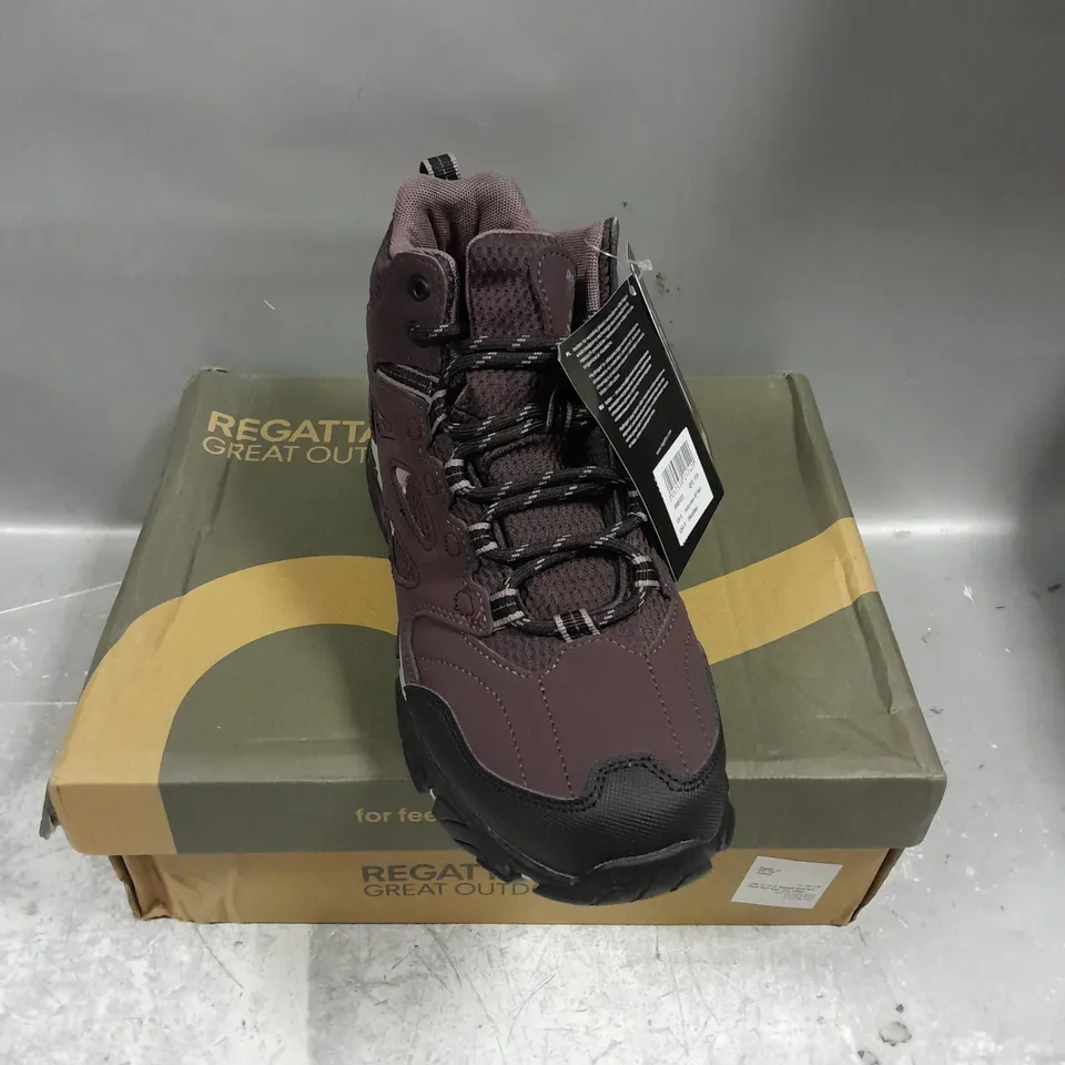 BOXED PAIR OF REGATTA GREAT OUTDOORS HOLCOMBE IEP MID BOOT IN DARK BURGUNDY/BLACK SIZE WOMENS 6