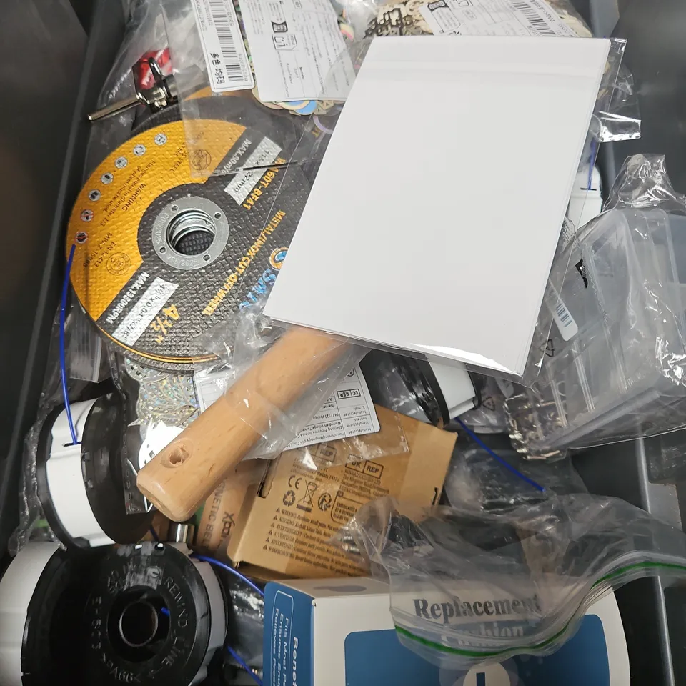 APPROXIMATELY 15 ASSORTED HOUSEHOLD ITEMS TO INCLUDE - AIR UP PODS, SPACEGOODS METAL SPOON, PRIMARK BAG CHARM, ETC 
