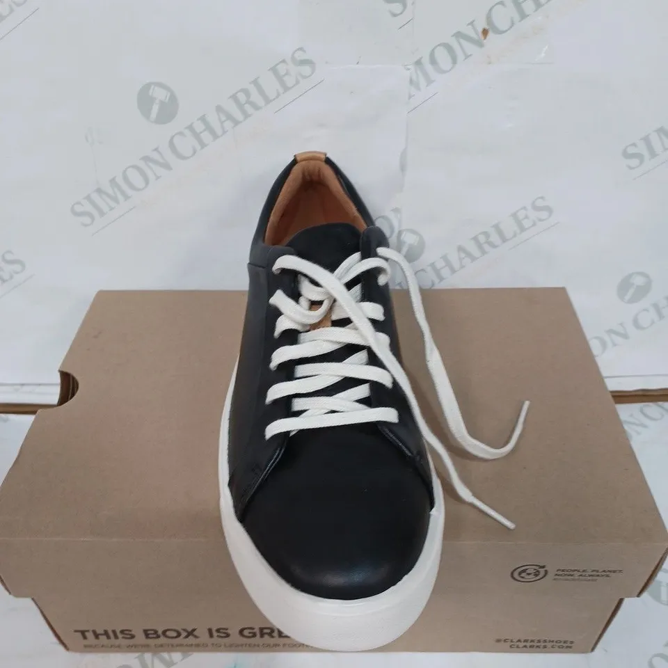 BOXED PAIR OF CLARKS WOMEN'S UN MAUI LACE BLACK LEATHER SHOES / SIZE: 6 UK 