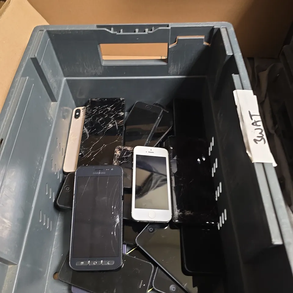 APPROXIMAYELY 20 ASSORTED DAMAGED MOBILE PHONES 