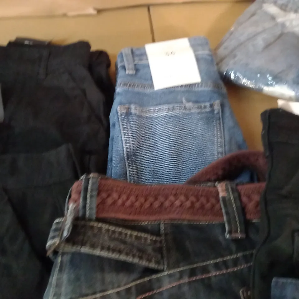 LOT OF 10 ASSORTED PAIRS OF JEANS IN VARIOUS SIZES