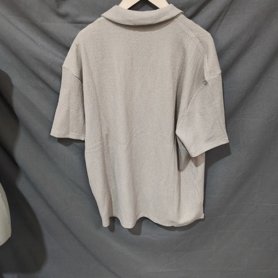 MAUVAIS BEIGE KNIT SHORT-SLEEVE SHIRT – SIZE M