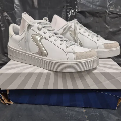 BOXED PAIR OF SKECHERS LACE UP TRAINERS IN WHITE SIZE 6.5