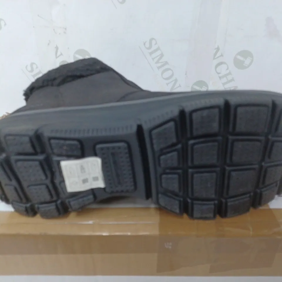 SKETCHERS EASY GOING BOOT IN BLACK - SIZE 4
