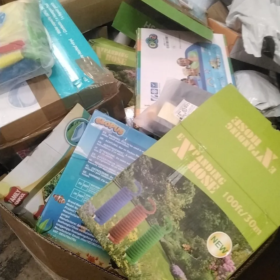 A PALLET CONTAINING A LARGE QUANTITY OF GARDEN HOSES, SWIMMING PRODUCTS ETC