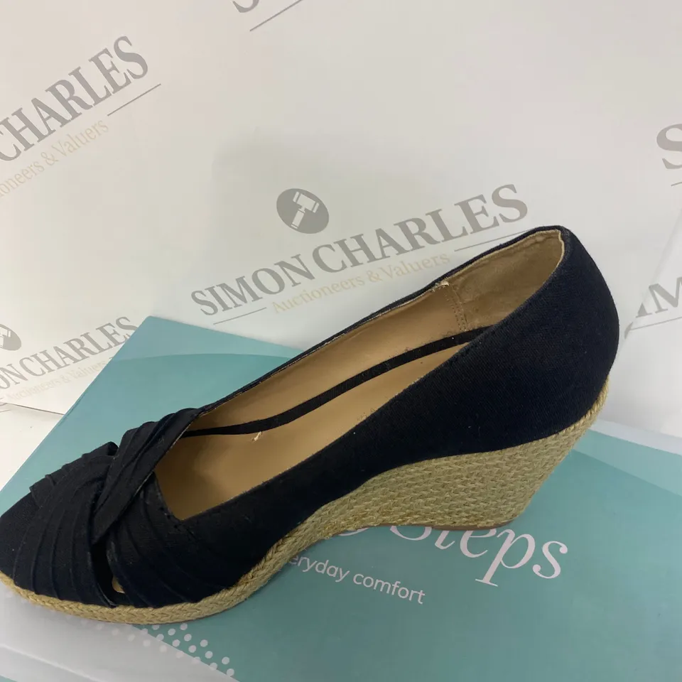 BOXED PAIR OF CLARKS SHOES SIZE 5