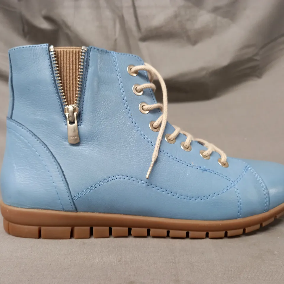 BOXED PAIR OF ADESSO DENVER BOOTS IN BLUE SIZE 7 